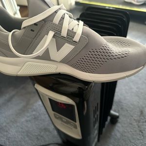 New Balance Women Sneakers (NEW)